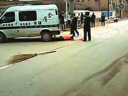 陕西：押钞车撞伤环卫工人 被指“只顾钱箱不顾伤者”
