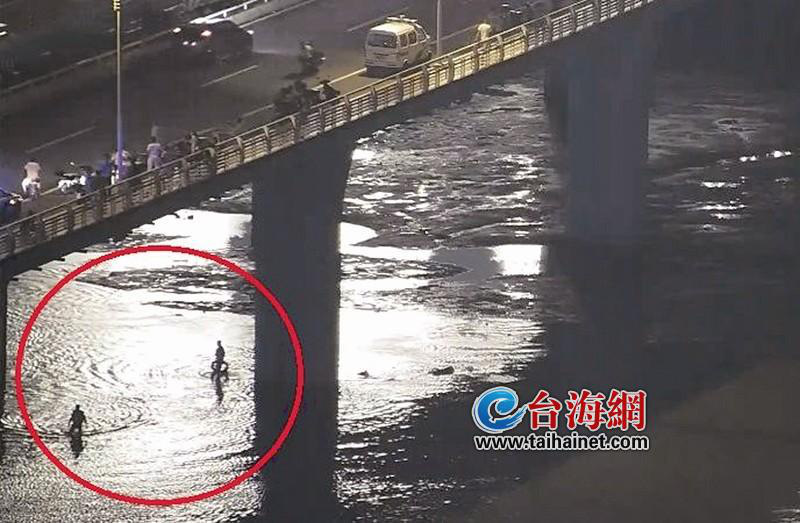 女子20米高桥坠落奇迹生还 救人协警负伤缝6针