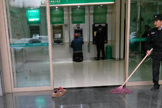农民工进银行脱鞋跪地取钱 称怕弄脏地板