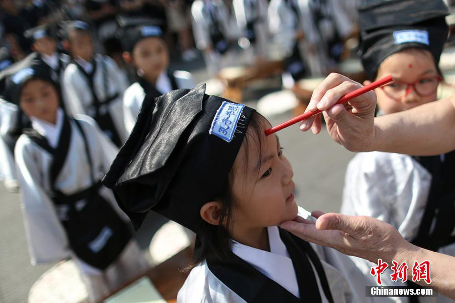 南京小学生行古礼诵论语点朱砂