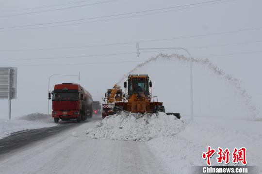 新疆省道201线再遭10级大风 85名旅客安全转移