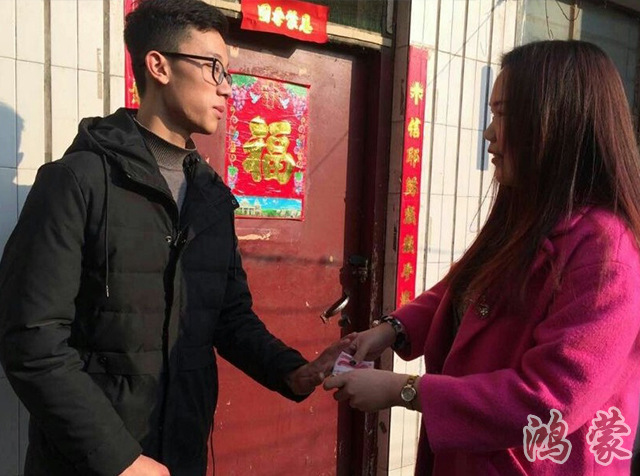 楚女士收下饱含情义的“助学金”
