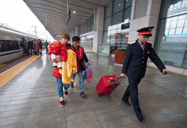 汨罗“肿瘤娃娃”赴上海手术 父母称将坚持到底