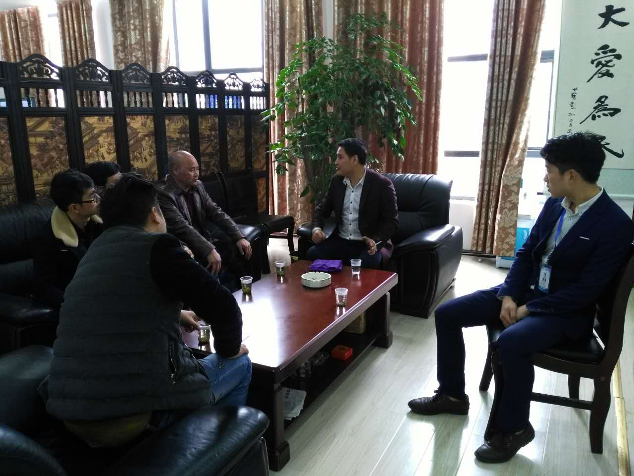图为：农民与云尚云朱总谈话