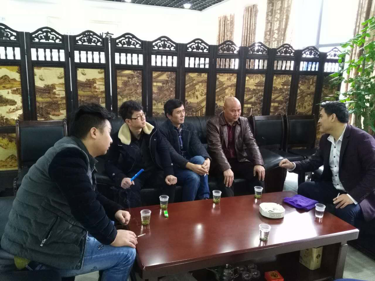 图为：农民与云尚云朱总谈话