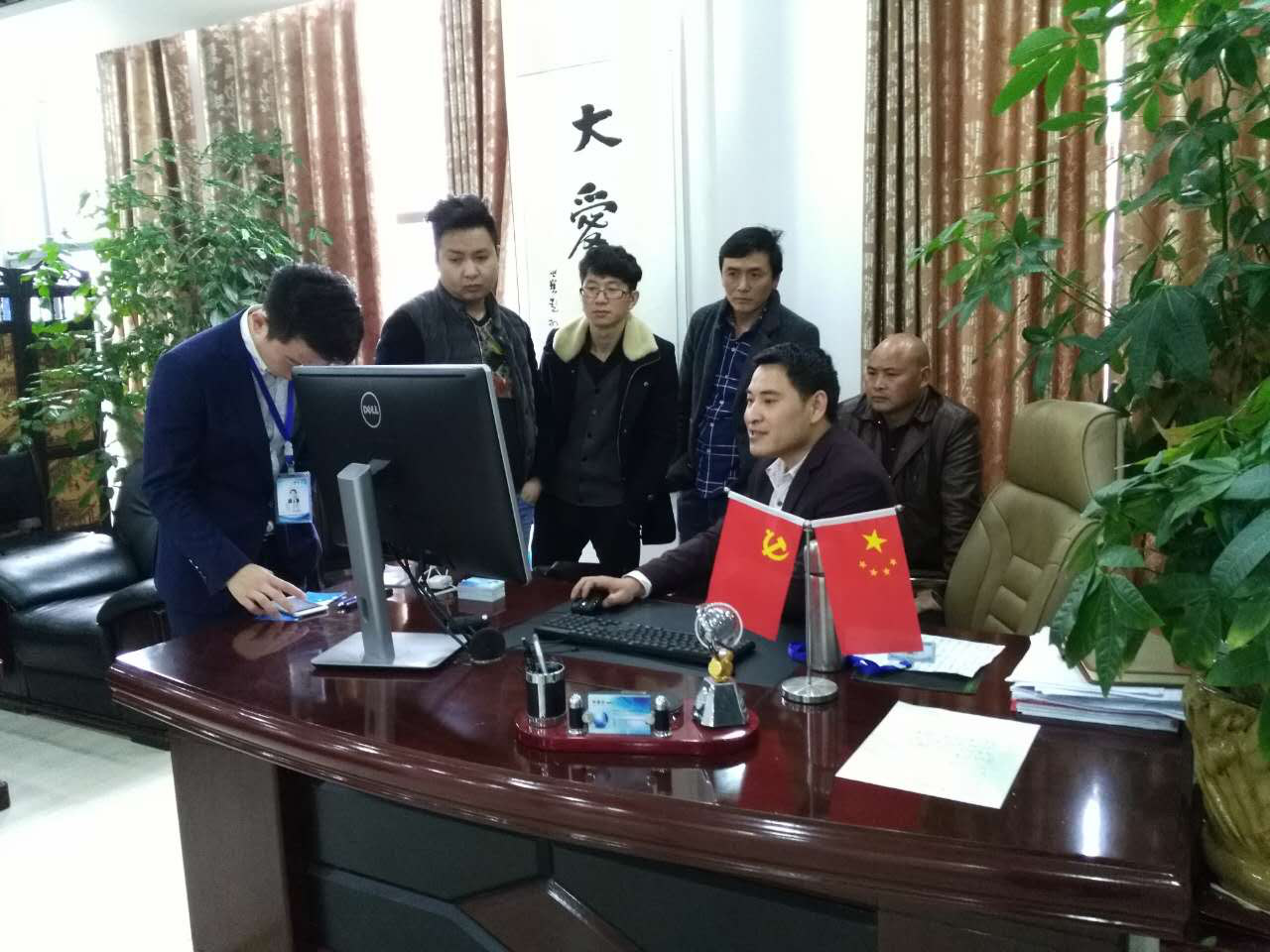 图为：农民再次了解所运营项目的优势