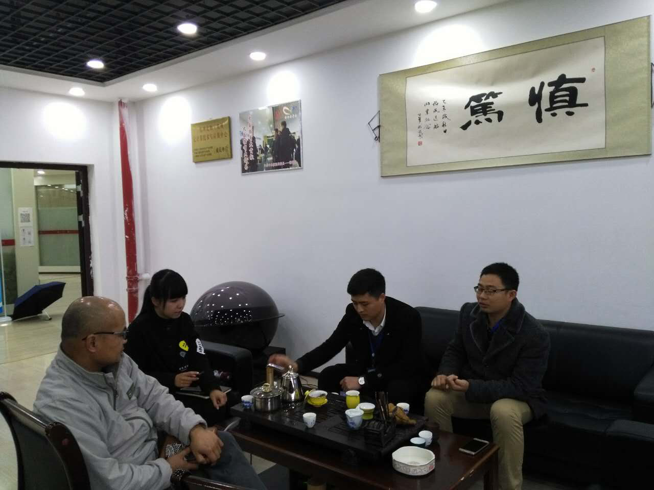 图为：双方交谈