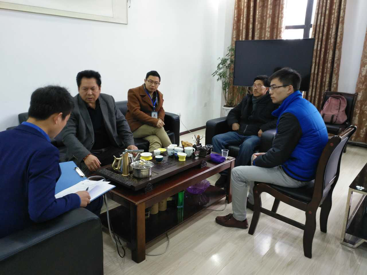 图为：汤校长与我公司高层探讨