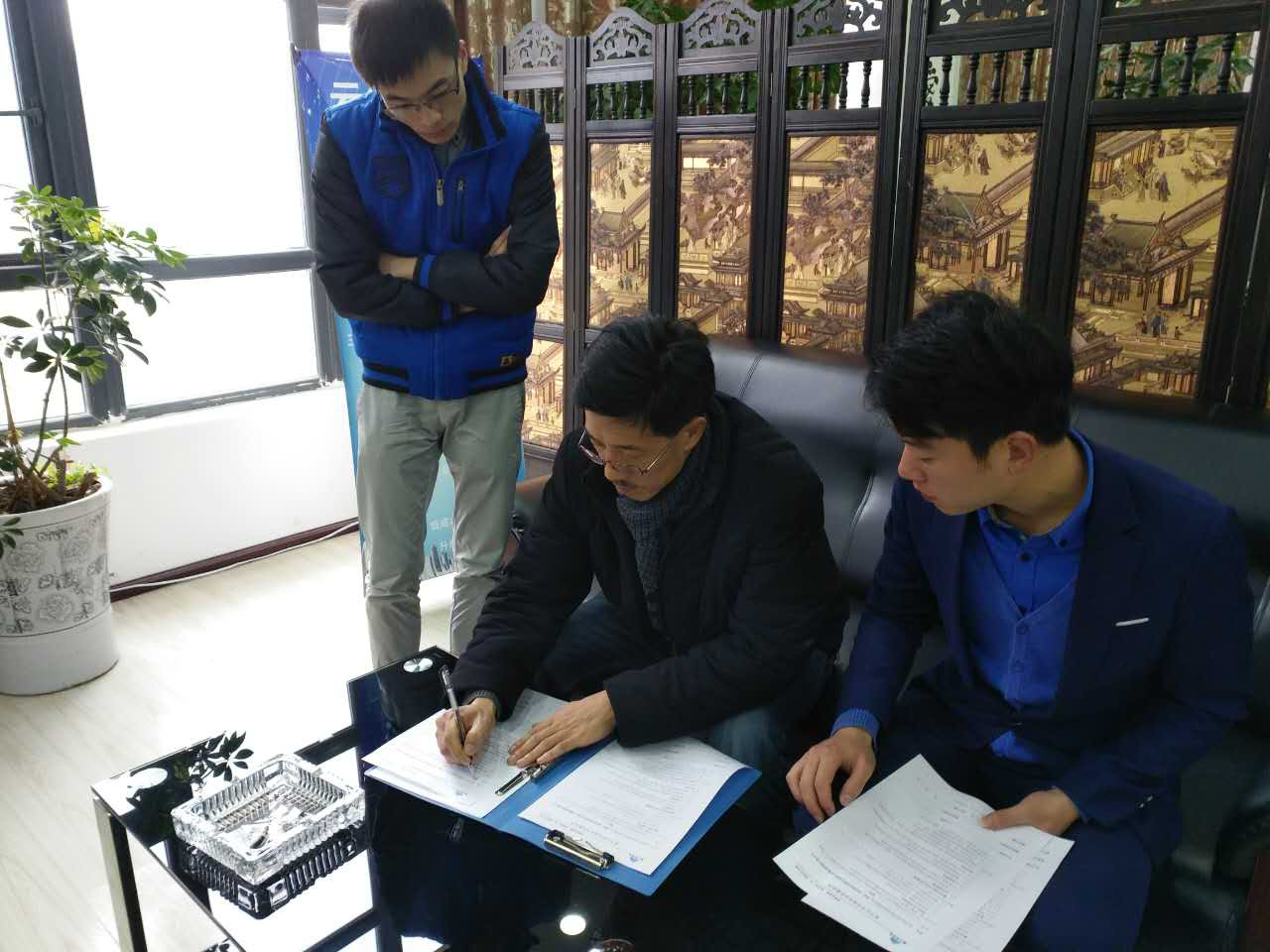 图为：汤校长与我公司营销总监签约
