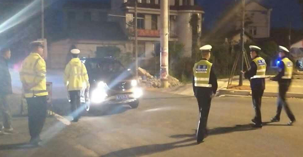 柳叶湖一醉驾男子遇交警检查弃车疯狂逃窜终被擒