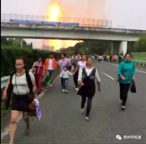 贵州天燃气爆炸现场火光冲天 群众边跑边喊救命