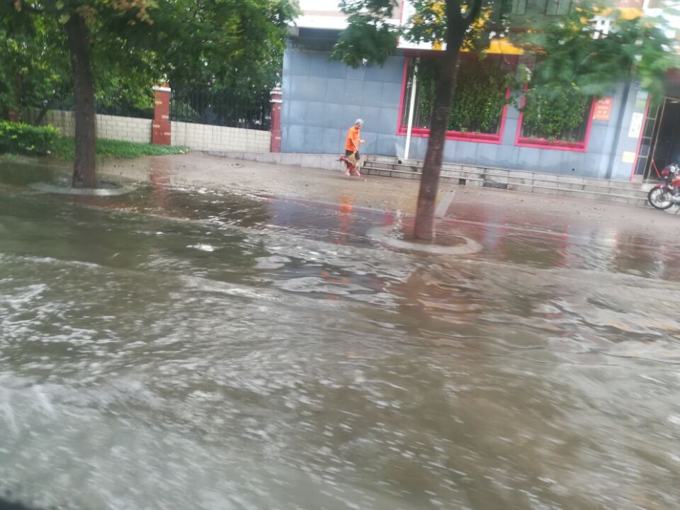 河南省漯河市源汇区凌晨下暴雨多条街道被淹