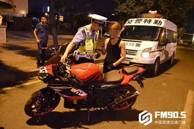 长沙交警一夜扣留44台摩托车 炸街党年龄越来越小