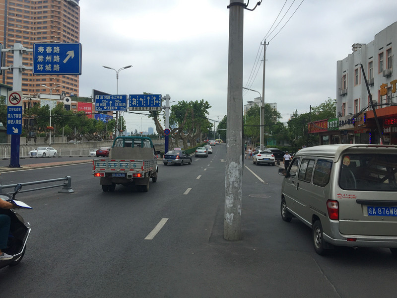 胜利路上现拦路电线杆