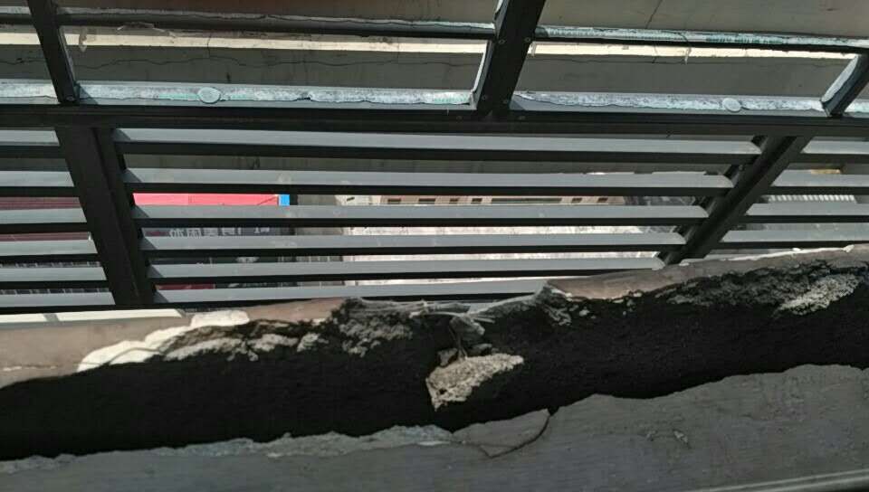 小区外墙保温层大面积脱落、业主家卧室窗户外墙出现裂缝、窗户卡槽不牢……