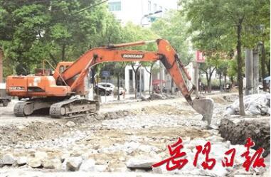 华容“交通大会战” 铺筑群众幸福路