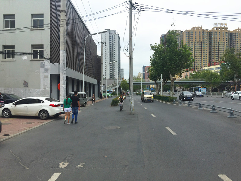 胜利路上现拦路电线杆