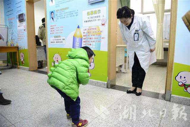 3岁男童向医生鞠躬 感谢救命之恩
