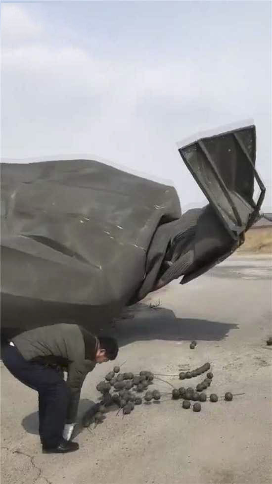 始皇帝铜像-被风刮倒现场照片