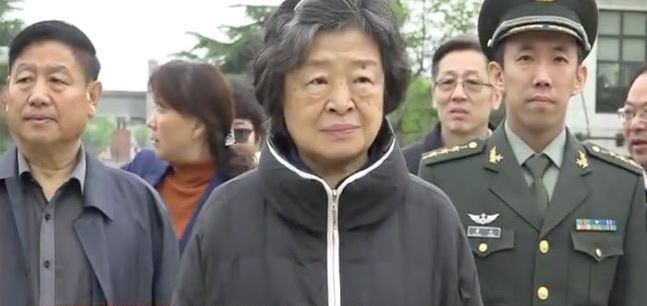 毛泽东之孙毛新宇贺龙之女贺晓明回乡祭祖