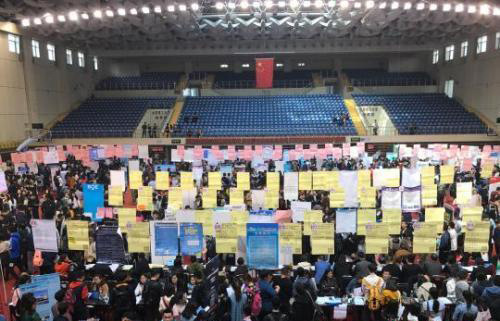 3月31日，太原理工大学举行2018届毕业生春季就业洽谈会，现场毕业生求职者人山人海