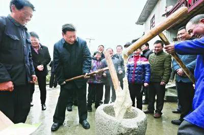 习总书记和村民一起打糍粑