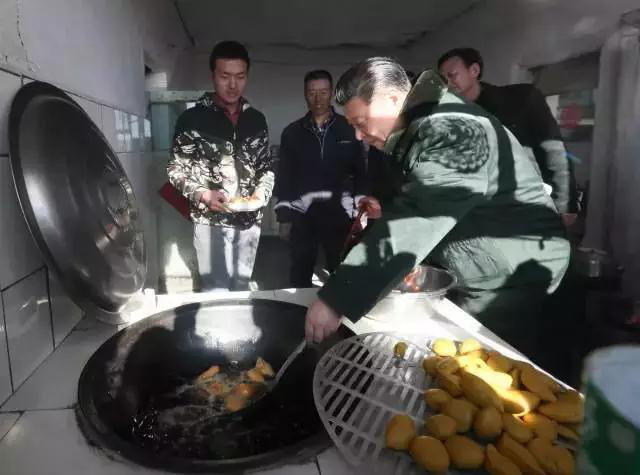 习总书记和村民一起炸年糕
