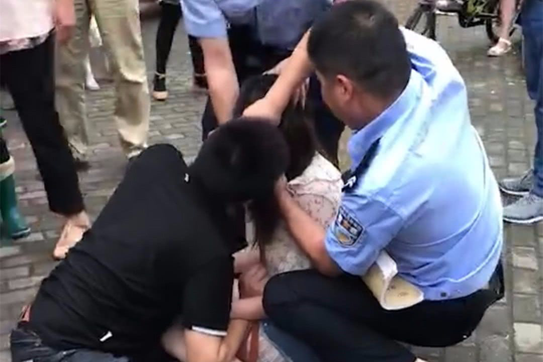 男子接吻险被女友咬断舌头 网友：看着都痛