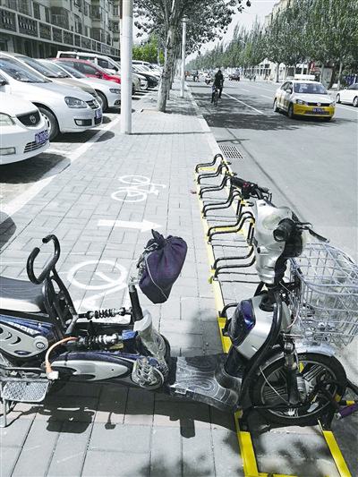 呼和浩特：非机动车停车架扮靓街道