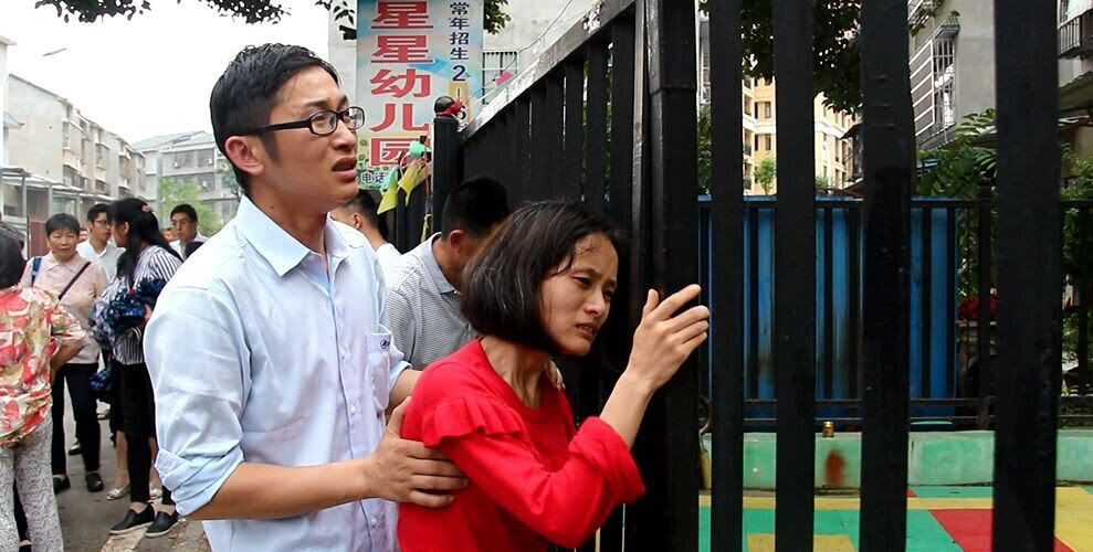 4岁幼童遗忘校车死亡 父母园前痛哭：为何还我没有呼吸的尸体