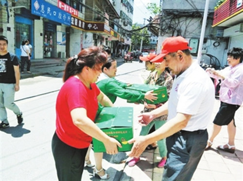 情系环卫工 夏日送清凉