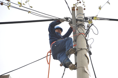 县供电公司开展了电力提升攻坚行动