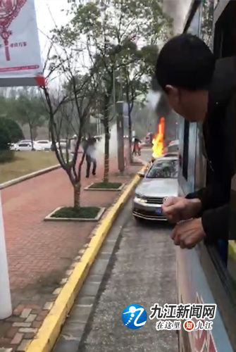 危情10分钟！九江一摩托车自燃 33路公交司机“秒变”消防员帮忙灭火
