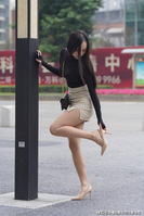 黑色紧身上衣搭配浅色短裙的长发女孩，看上去显得优雅清新