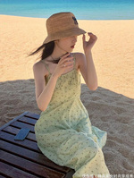 翠绿色的碎花吊带裙搭配一顶圆形草帽好清新的感觉