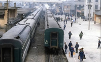 老照片：晋察冀边区3位女战士的留影，1979年安徽蚌埠的火车站